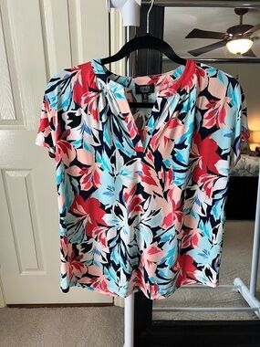 Jones New York Short Sleeve Floral V-Neck Top - Coral, Aqua, Navy, White Sz M